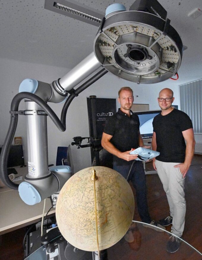 Dr. André Karliczek (left) and Dr. Andreas Christoph work with a 3D scanner to digitally capture cultural assets.
