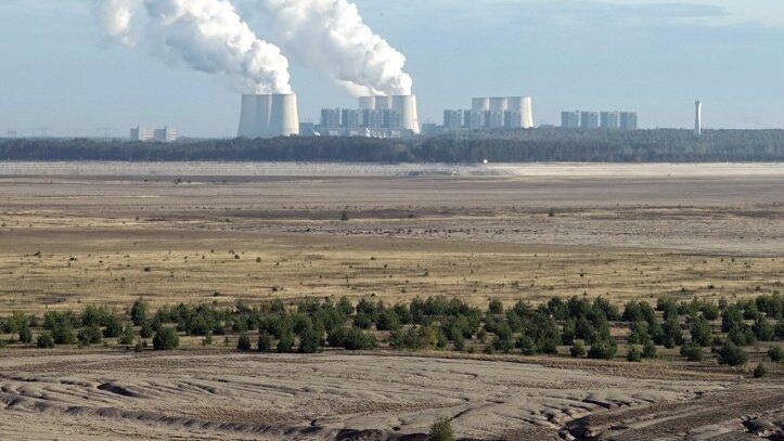Ehemaliger Braunkohletagebau Cottbus-Nord, im Hintergrund das Kraftwerk Jänschwalde.
