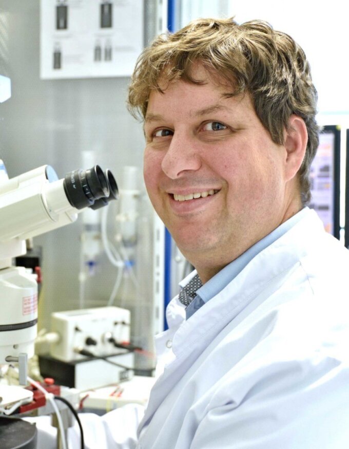 Neuroimmunologist Prof. Dr Christian Geis is the spokesperson of the new DFG research group SYNABS, which investigates autoimmune brain inflammation.