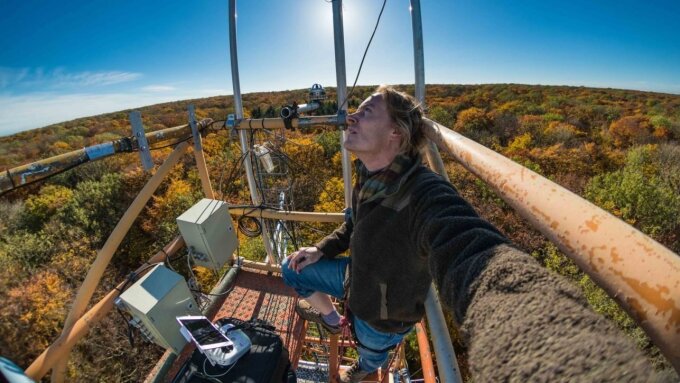 Sören Hese auf dem 40 Meter hohen Flux Tower im Hainich. Von hier starten die Drohnenflüge.