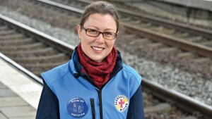 Magdalena Steinhöfel als "Engel am Zug" auf dem Erfurter Hauptbahnhof.