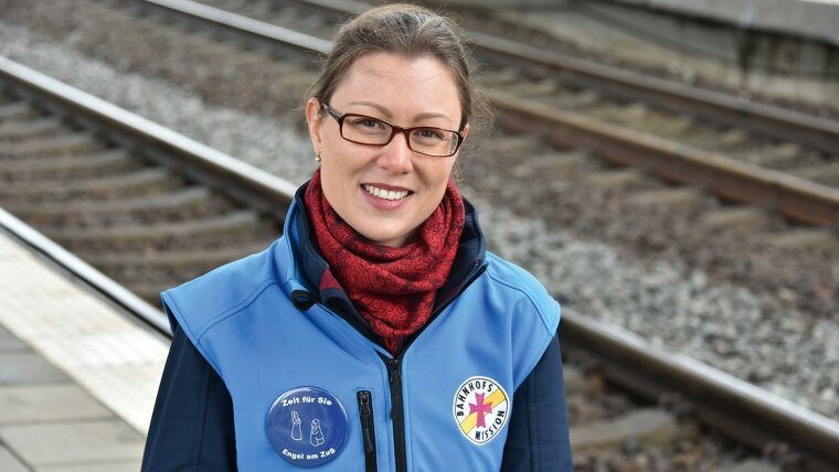 Magdalena Steinhöfel as an »Engel am Zug« at Erfurt Central Station.