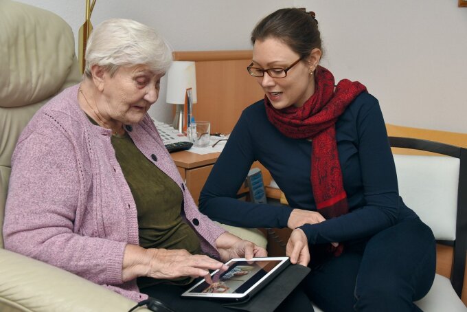 Magdalena Steinhöfel as a counsellor at a retirement home in Jena