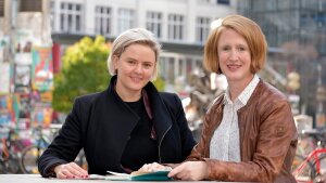 Prof. Dr. Silke van Dyk (r.) und Tine Haubner (l.) , Soziologinnen auf dem Campus der Friedrich-Schiller-Universität in Jena