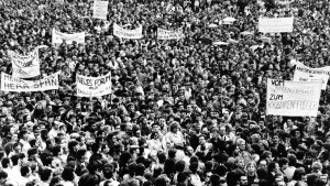 Tausende Bürger protestieren in Jena, undatierte Aufnahme von 1990.