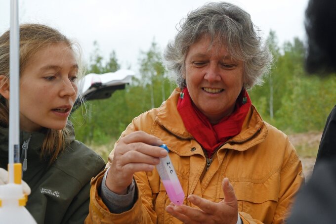 Lisa Schulz (left), a bachelor’s student in Biogeosciences, and Prof. Erika Kothe discuss the samples that are titrated to measure soil respiration. The phenolphthalein dye turns from pink to colourless when the pH becomes neutral. This is how the researchers can measure how much CO2 the microorganisms have produced.