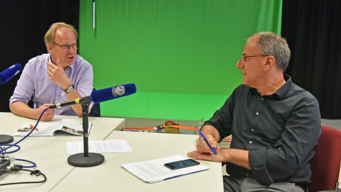 Prof. Dr. Andreas Freytag (l.) und Prof. Dr. Uwe Cantner diskutieren im Wissenschafts-Podcast EXPERTISEN.