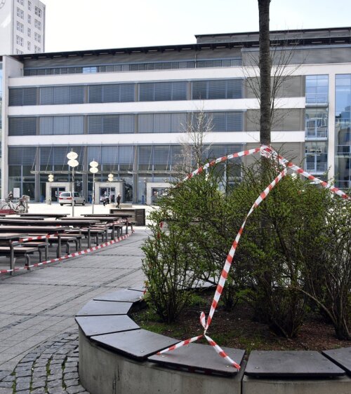 Betretungsverbot in Jena. Gesperrte Bänke auf dem Uni-Campus (März 2020)