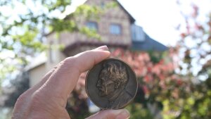 Gedenkmedaille für Eduard Rosenthal, geprägt in seinem Todesjahr 1926, vor der »Villa Rosenthal«.