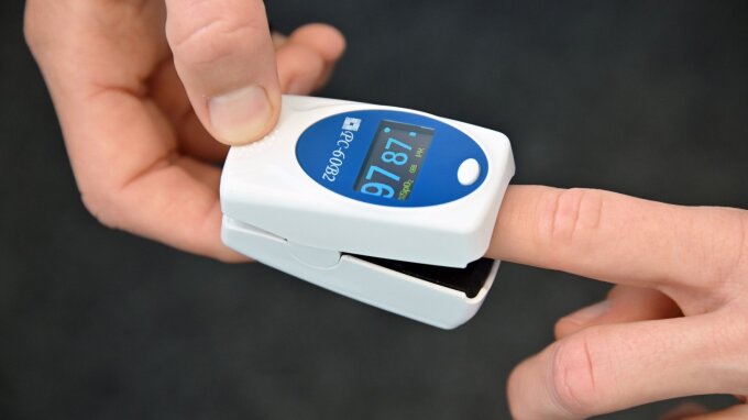 Sauerstoffmessung an der Fingerkuppe zur Überwachung von COVID-19-Patienten. Insgesamt 400 Sauerstoffmessgeräte stehen am Klinikum zur Verfügung und könnten an ambulante Patienten vergeben werden. Die Messwerte werden per App an das Klinikum gesendet.