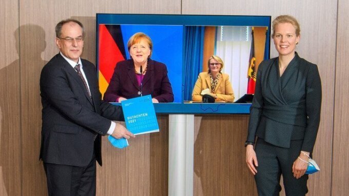 Virtuelle Übergabe: EFI-Vorsitzender Prof. Dr. Uwe Cantner und stellvertretende Vor¬sitzende Prof. Dr. Katharina Hölzle präsentieren Bundeskanzlerin Dr. Angela Merkel und Forschungsministerin Anja Karliczek das Jahresgutachten 2020.