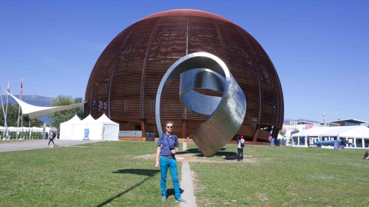 Dr. Oliver Forstner vor dem »Globe of Science and Innovation« am CERN.