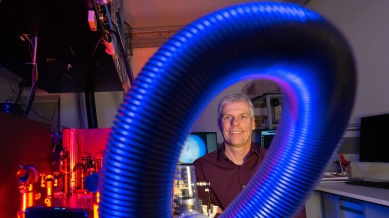 Prof. Dr Carsten Ronning at an experimental set-up for photoluminescence spectroscopy.