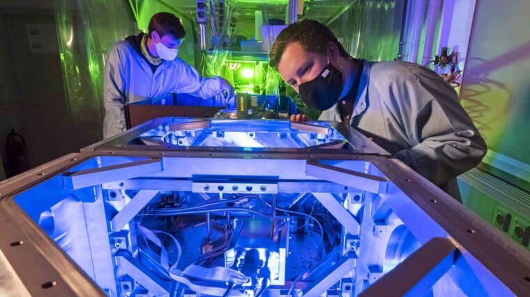 Dr. Frederik Tuitje (r.) und Tobias Helk bereiten die Laser-Plasma-Quelle für Experimente vor.