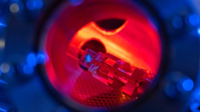 Versuchsanlage zur spektroskopischen Analyse von ultradünnen 2D-Materialien.