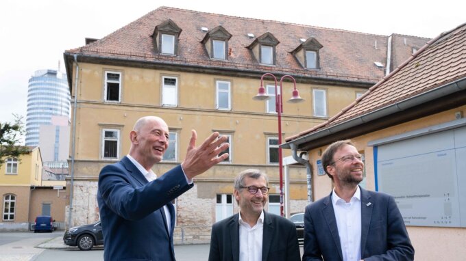 Thüringens Wissenschaftsminister Wolfgang Tiefensee (links im Bild), Jenas Bürgermeister Dr. Thomas Nitzsche (rechts) und Universitätspräsident Prof. Dr. Walter Rosenthal.