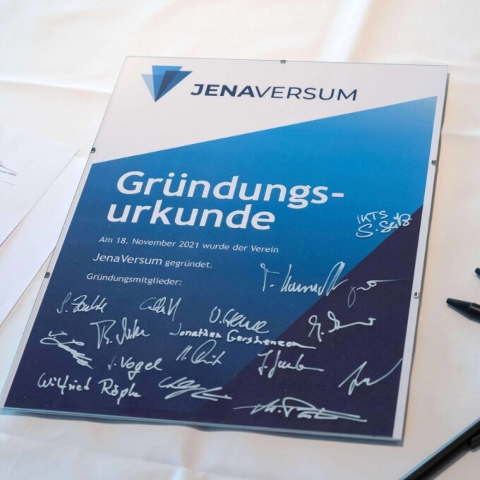 Gründungsurkunde mit den Unterschriften aller Akteure im neuen Netzwerk »JenaVersum«.