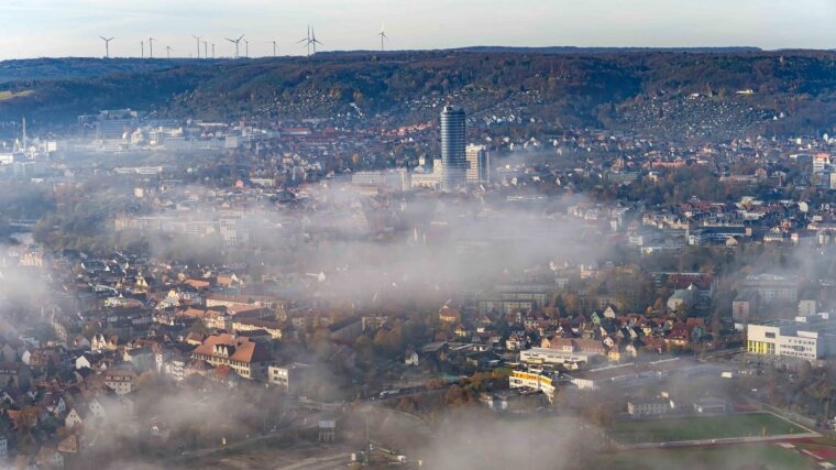 Blick auf das Stadtzentrum von Jena – mittendrin der »Jentower«.