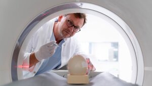 Prof. Martin Freesmeyer examines an ostrich egg in the PET/CT scanner.