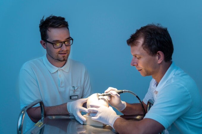 Dr. Thomas Winkens (r.) und Medizinphysiker Christian Kühnel präparieren ein bebrütetes Straußenei. Ein Teil der Kalkschale wird entfernt, um die Kanüle mit der radioaktiv markierten Tracersubstanz injizieren zu können.