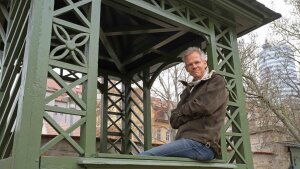 Poet and scientist Dirk von Petersdorff in the garden of the Frommann estate.