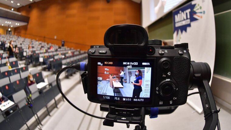 View of the display of a camera and a lecture hall at the 2nd MINT Festival at the University of Jena.