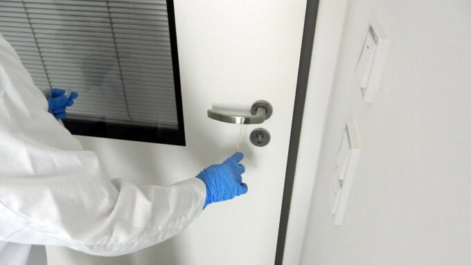 A research team led by Hortense Slevogt studied how bacteria colonize rooms in a hospital building.