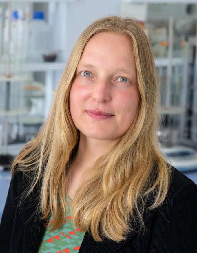 Prof. Dr Delia Brauer and her team are developing, among other things, soluble glass implants that help to regenerate bone after an operation.