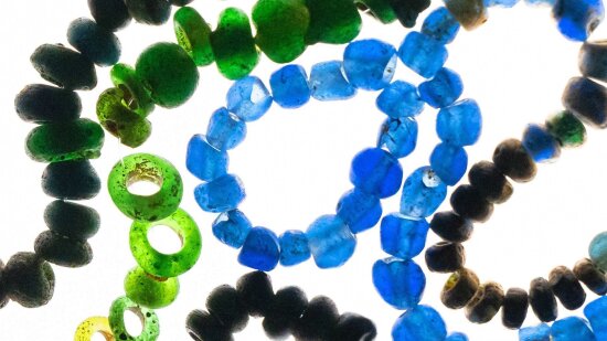 Gläserne Perlenketten aus dem 6./7. Jahrhundert. Sie sind Teil der Sammlung Ur- und Frühgeschichte.