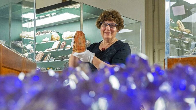 Dr Birgit Kreher-Hartmann holds a cut and polished carnelian from the area around Schöngleina in her hands.