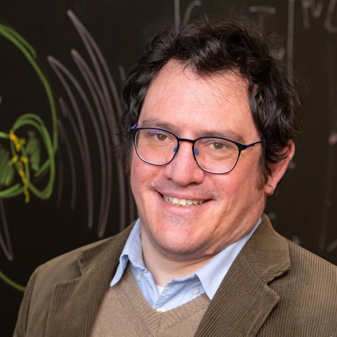 Prof. Dr Sebastiano Bernuzz from the Institute of Theoretical Physics at the University of Jena.