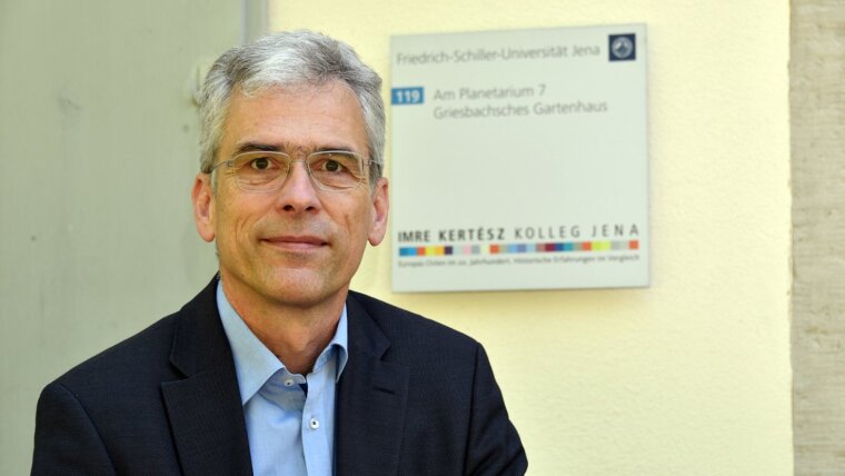 Joachim von Puttkamer is Professor of Eastern European History at the University of Jena and heads the »Imre Kertész Kolleg«.