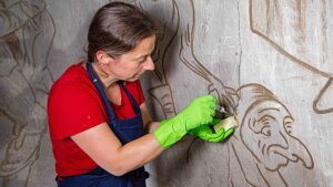 Freelance restorer Katharina Heiling is restoring the historic Karzer, the former student prison at Jena University.