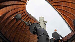 Prof. Dr. Ralph Neuhäuser, Direktor am Astrophysikalischen Institut und der Universitäts-Sternwarte der Friedrich-Schiller-Universität Jena in der Kuppel der Sternwarte.