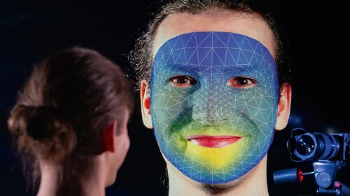Erkennung von Emotionen anhand einer visuellen Analyse des Gesichts mithilfe einer Kamera, demonstriert von Dr. Sven Sickert, Computer Vision Group der Fakult?t fr Mathematik und Informatik.