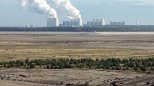 Ehemaliger Braunkohletagebau Cottbus-Nord, im Hintergrund das Kraftwerk Jänschwalde.