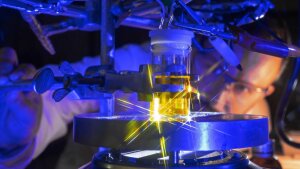 Dr. Laith Almazahreh untersucht den Mechanismus der elektrokatalytischen Wasserstoffbildung.