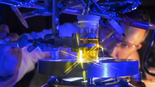 Dr. Laith Almazahreh untersucht den Mechanismus der elektrokatalytischen Wasserstoffbildung.