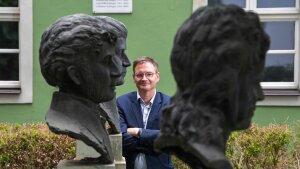 Stefan Matuschek hinter Büsten von zentralen Protagonisten der Jenaer Frühromantik.