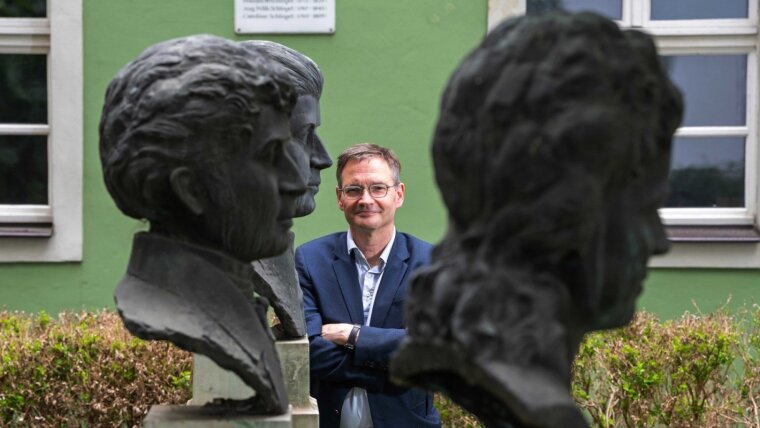 Stefan Matuschek hinter Büsten von zentralen Protagonisten der Jenaer Frühromantik.