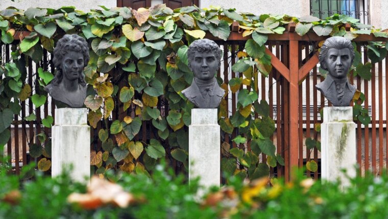 Busts of Caroline Schelling (left to right), August Wilhelm and Friedrich Schlegel.