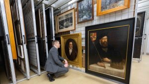Prof. Dr. Johannes Grave im Gemäldedepot der Kunstsammlung der Universität.