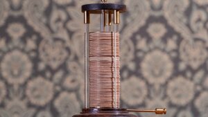 Nachbau einer »trockenen Ladungssäule« von Johann Wilhelm Ritter (Sammlung Ernst-Haeckel-Haus).