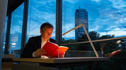 Prof. Dr. Stephan Matuschek in der Thüringer Universitäts- und Landesbibliothek.