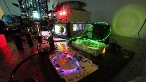 Faserlaser in einem Laserlabor am Forschungszentrum  &quot;Abbe Center of Photonics&quot; (ACP)  der Universoit&auml;t Jena