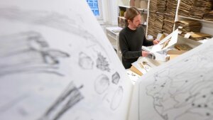 Kurator Dr. Jörn Hentschel sortiert Herbarbelege im Depot des Herbarium Haussknecht der Universität Jena. Mit mehr als drei Millionen Belegen getrockneter Pflanzen, der rund 170 000 bibliographischen Einheiten umfassenden Bibliothek und dem umfangreichen Archiv gehört das Herbarium Haussknecht zu den 20 größten Herbarien weltweit.