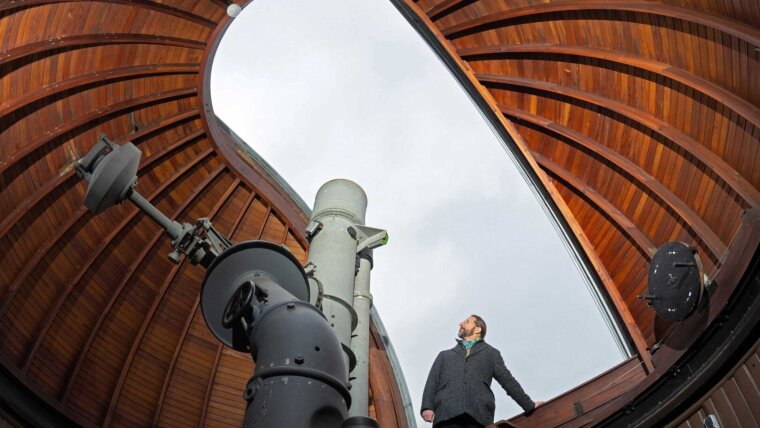 Prof. Dr. Ralph Neuhäuser in der Kuppel der Universitäts-Sternwarte in Jena. Für seine Publikation wertete der Astrophysiker historische Himmelsbeobachtungen aus.