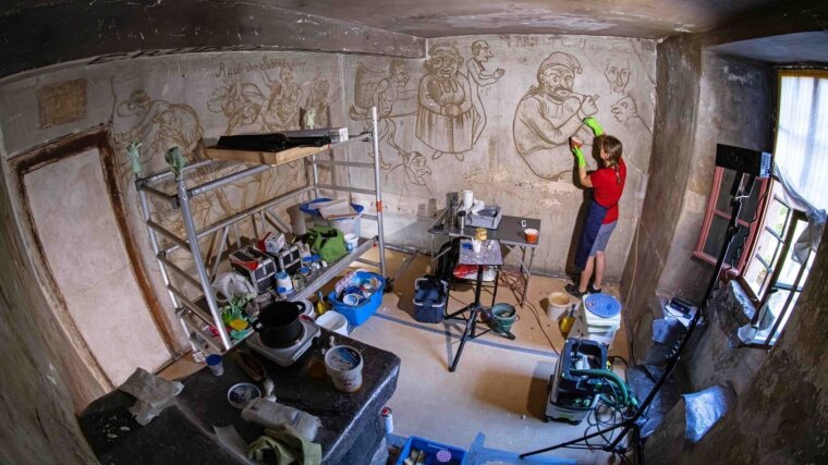 Restauratorin Katharina Heiling bei ihrer Arbeit im  historischen Karzer der Jenaer Universität.