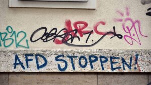 Eine Studie der Universität Jena hat die Wählerschaft rechtspopulistischer Parteien untersucht.  Das Ergebnis: AfD & Co. werden dort gewählt, wo der  Wohlstand langfristig sinkt.