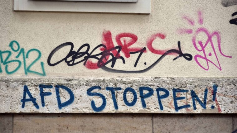 Eine Studie der Universität Jena hat die Wählerschaft rechtspopulistischer Parteien untersucht.  Das Ergebnis: AfD & Co. werden dort gewählt, wo der  Wohlstand langfristig sinkt.